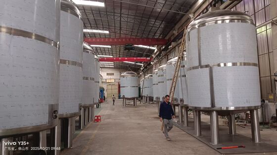 Zbiornik magazynowy o grubości ścianki 8 mm dla wylotu wody DN100, o solidnej konstrukcji